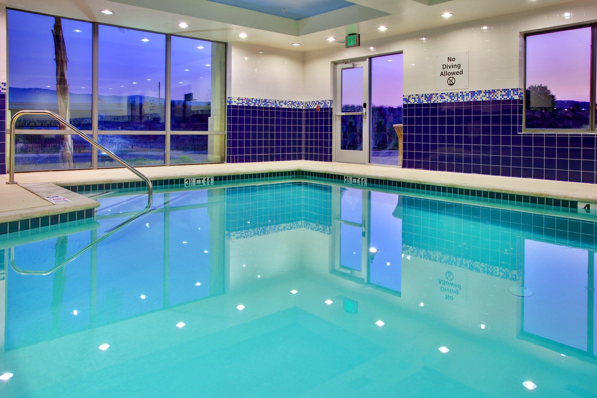 Holiday Inn Express Hotel & Suites Lake Elsinore By Ihg Exterior photo
